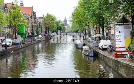 Canaux d'eau d'Amsterdam par jour nuageux. Banque D'Images