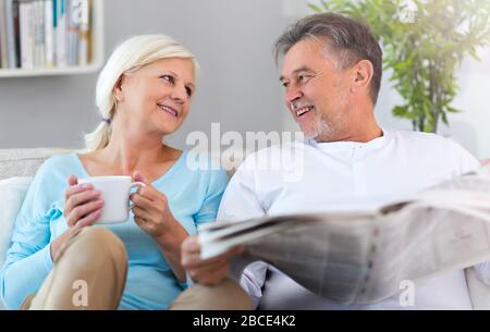 Senior couple at home Banque D'Images