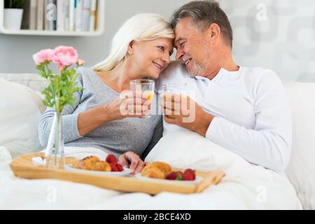 Être libre de profiter de votre petit-déjeuner en chambre Banque D'Images
