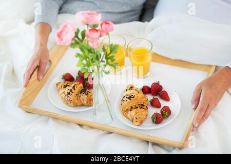 Être libre de profiter de votre petit-déjeuner en chambre Banque D'Images