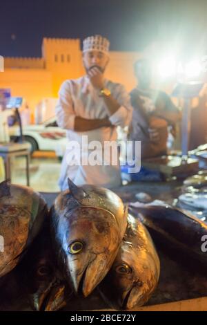 Poisson frais à vendre la nuit sur le marché hebdomadaire du bétail du vendredi à Nizwa, Oman Banque D'Images