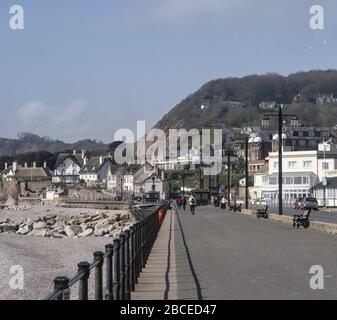 Sidmouth, Devon, le 4 avril 2020 au début de la saison de Pâques, Siodmouth Esplanade est éerily vide, car les gens observent le message « Way at Home » à la lumière de la pandémie de Coronavirus Covid 19. Crédit: Photo Central/Alay Live News Banque D'Images