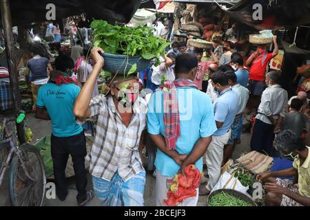 Kolkata, Inde. 4 avril 2020. Aujourd'hui est le 13ème jour du verrouillage complet à l'échelle nationale condamné par le gouvernement central pour atténuer la propagation du virus corona dans tout le pays. Le nombre de cas de la VID19 a déjà dépassé 3000. Il y a encore des foules dans différentes parties de Kolkata. Tous les jours, le matin, les agriculteurs apportent des légumes sur les marchés et des foules de personnes sont observées. À l'exception de certains endroits, les gens ne maintiennent pas la distance entre eux. Crédit: Pacific Press Agency/Alay Live News Banque D'Images