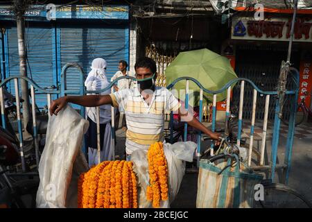 Kolkata, Inde. 4 avril 2020. Aujourd'hui est le 13ème jour du verrouillage complet à l'échelle nationale condamné par le gouvernement central pour atténuer la propagation du virus corona dans tout le pays. Le nombre de cas de la VID19 a déjà dépassé 3000. Il y a encore des foules dans différentes parties de Kolkata. Tous les jours, le matin, les agriculteurs apportent des légumes sur les marchés et des foules de personnes sont observées. À l'exception de certains endroits, les gens ne maintiennent pas la distance entre eux. Crédit: Pacific Press Agency/Alay Live News Banque D'Images