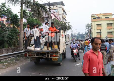 Kolkata, Inde. 4 avril 2020. Aujourd'hui est le 13ème jour du verrouillage complet à l'échelle nationale condamné par le gouvernement central pour atténuer la propagation du virus corona dans tout le pays. Le nombre de cas de la VID19 a déjà dépassé 3000. Il y a encore des foules dans différentes parties de Kolkata. Tous les jours, le matin, les agriculteurs apportent des légumes sur les marchés et des foules de personnes sont observées. À l'exception de certains endroits, les gens ne maintiennent pas la distance entre eux. Crédit: Pacific Press Agency/Alay Live News Banque D'Images