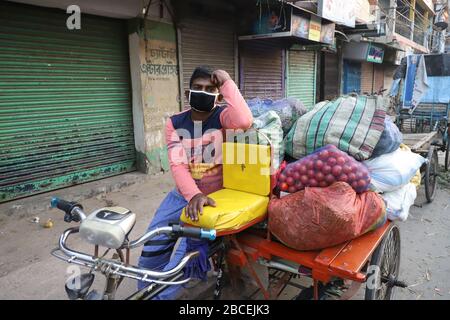 Kolkata, Inde. 4 avril 2020. Aujourd'hui est le 13ème jour du verrouillage complet à l'échelle nationale condamné par le gouvernement central pour atténuer la propagation du virus corona dans tout le pays. Le nombre de cas de la VID19 a déjà dépassé 3000. Il y a encore des foules dans différentes parties de Kolkata. Tous les jours, le matin, les agriculteurs apportent des légumes sur les marchés et des foules de personnes sont observées. À l'exception de certains endroits, les gens ne maintiennent pas la distance entre eux. Crédit: Pacific Press Agency/Alay Live News Banque D'Images