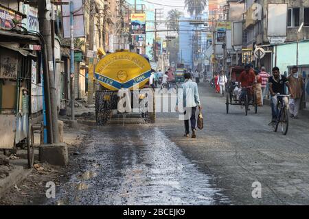 Kolkata, Inde. 4 avril 2020. Aujourd'hui est le 13ème jour du verrouillage complet à l'échelle nationale condamné par le gouvernement central pour atténuer la propagation du virus corona dans tout le pays. Le nombre de cas de la VID19 a déjà dépassé 3000. Il y a encore des foules dans différentes parties de Kolkata. Tous les jours, le matin, les agriculteurs apportent des légumes sur les marchés et des foules de personnes sont observées. À l'exception de certains endroits, les gens ne maintiennent pas la distance entre eux. Crédit: Pacific Press Agency/Alay Live News Banque D'Images