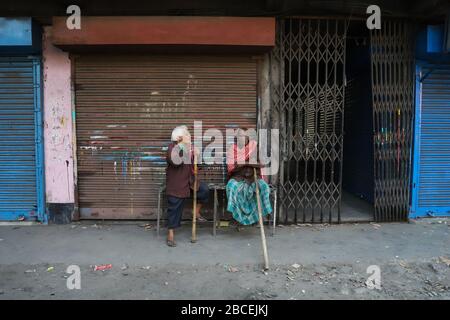 Kolkata, Inde. 4 avril 2020. Aujourd'hui est le 13ème jour du verrouillage complet à l'échelle nationale condamné par le gouvernement central pour atténuer la propagation du virus corona dans tout le pays. Le nombre de cas de la VID19 a déjà dépassé 3000. Il y a encore des foules dans différentes parties de Kolkata. Tous les jours, le matin, les agriculteurs apportent des légumes sur les marchés et des foules de personnes sont observées. À l'exception de certains endroits, les gens ne maintiennent pas la distance entre eux. Crédit: Pacific Press Agency/Alay Live News Banque D'Images