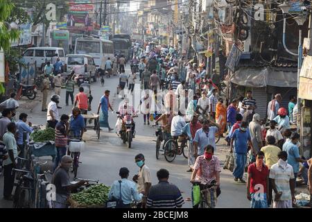 Kolkata, Inde. 4 avril 2020. Aujourd'hui est le 13ème jour du verrouillage complet à l'échelle nationale condamné par le gouvernement central pour atténuer la propagation du virus corona dans tout le pays. Le nombre de cas de la VID19 a déjà dépassé 3000. Il y a encore des foules dans différentes parties de Kolkata. Tous les jours, le matin, les agriculteurs apportent des légumes sur les marchés et des foules de personnes sont observées. À l'exception de certains endroits, les gens ne maintiennent pas la distance entre eux. Crédit: Pacific Press Agency/Alay Live News Banque D'Images