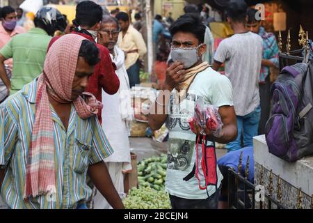 Kolkata, Inde. 4 avril 2020. Aujourd'hui est le 13ème jour du verrouillage complet à l'échelle nationale condamné par le gouvernement central pour atténuer la propagation du virus corona dans tout le pays. Le nombre de cas de la VID19 a déjà dépassé 3000. Il y a encore des foules dans différentes parties de Kolkata. Tous les jours, le matin, les agriculteurs apportent des légumes sur les marchés et des foules de personnes sont observées. À l'exception de certains endroits, les gens ne maintiennent pas la distance entre eux. Crédit: Pacific Press Agency/Alay Live News Banque D'Images