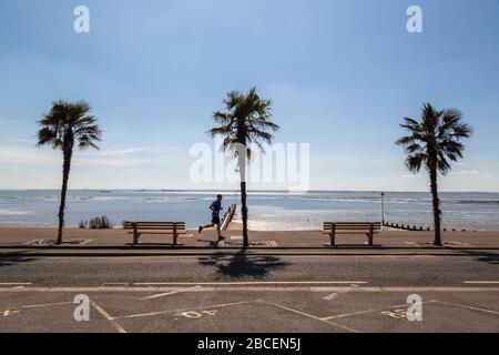 Southend-on-Sea, Royaume-Uni. 4 avril 2020. Une belle journée de printemps dans la ville d'Essex de Southend-on-Sea a beaucoup de gens à pied, à vélo et à faire de l'exercice, profitant du soleil et du manque de circulation automobile, mais aussi en observant les règles de distanciation sociale. Penelope Barritt/Alay Live News Banque D'Images