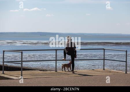 Southend-on-Sea, Royaume-Uni. 4 avril 2020. Une belle journée de printemps dans la ville d'Essex de Southend-on-Sea a beaucoup de gens à pied, à vélo et à faire de l'exercice, profitant du soleil et du manque de circulation automobile, mais aussi en observant les règles de distanciation sociale. Penelope Barritt/Alay Live News Banque D'Images