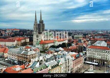 Zagreb, Croatie - 24 février 2019 : toits rouges et cathédrale de Zagreb Banque D'Images