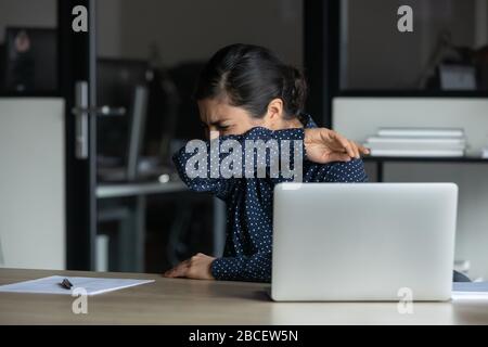 Jeune femme d'affaires indienne malade souffrant de symptômes de coronavirus de grippe grippe. Banque D'Images