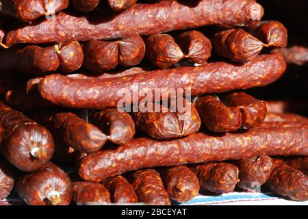 Gros plan de saucisses séchées au poivre rouge sur le marché fermier à vendre Banque D'Images