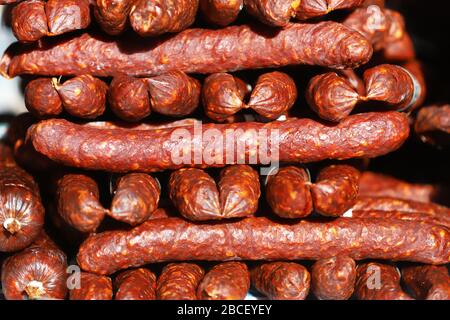 Gros plan de saucisses séchées au poivre rouge sur le marché fermier à vendre Banque D'Images