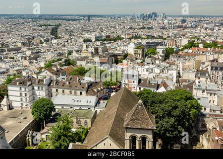PARIS, FRANCE - 23 JUIN 2016 : vue aérienne de l'église Saint-Pierre de Montmartre depuis la basilique du Sacré-cœur de Jésus se tient au sommet de Banque D'Images