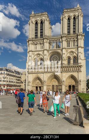 PARIS, FRANCE - 23 JUIN 2016 : la cathédrale notre Dame de Paris est l'un des symboles les plus célèbres de Paris. Banque D'Images