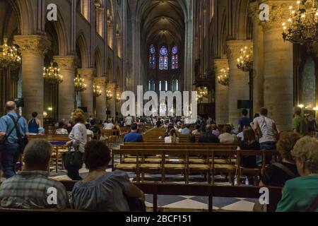 PARIS, FRANCE - 23 JUIN 2016 : la cathédrale notre Dame de Paris est l'un des symboles les plus célèbres de Paris. Banque D'Images