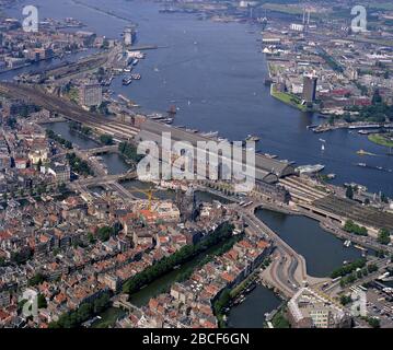 Amsterdam, Pays-Bas, 24 août - 1987 : photo aérienne historique de la gare centrale, de l'IJ et de la basilique Saint-Nicolas dans le centre d'Amsterdam Banque D'Images
