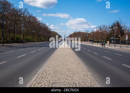 Strasse des 17. Le boulevard Juni dans le centre de Berlin déserté dans le confinement COVID, printemps 2020 Banque D'Images