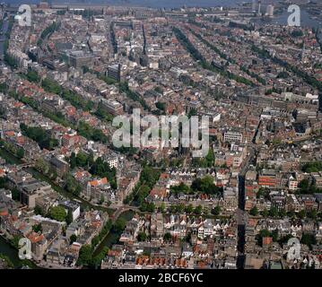 Amsterdam, Pays-Bas, du 24 au 1987 : photo aérienne historique du Grachtengordel, connu en anglais comme le Canal District, un quartier du cen Banque D'Images