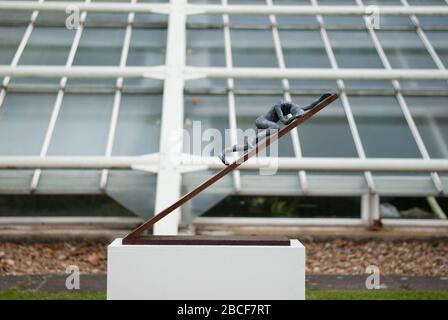 Regardez Climb 2 Sculpture par Simon Jago Frame Corrten Wax Sculpt au Kew Royal Botanic Gardens Kew Gardens, Richmond, Londres, TW9 3AE Banque D'Images