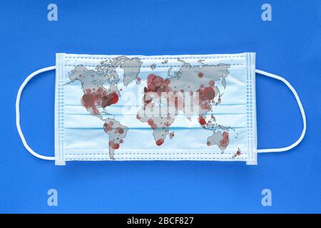 Carte du monde montrant les pays infectés par le coronavirus sur le masque facial Banque D'Images