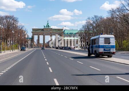 Strasse des 17. Le boulevard Juni dans le centre de Berlin déserté dans le confinement COVID, printemps 2020 Banque D'Images