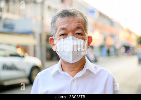 Portrait d'un homme senior portant un masque de protection N 95 sur la ville de la rue Banque D'Images
