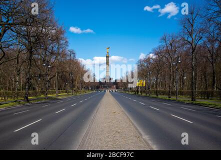 Strasse des 17. Le boulevard Juni dans le centre de Berlin déserté dans le confinement COVID, printemps 2020 Banque D'Images