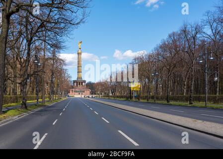 Strasse des 17. Le boulevard Juni dans le centre de Berlin déserté dans le confinement COVID, printemps 2020 Banque D'Images