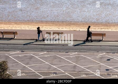 Southend on Sea, Essex, Royaume-Uni. 4 avril 2020. La plupart des gens ont pris connaissance des avertissements de rester loin de Southend sur le front de mer pendant la période de verrouillage de la pandémie de Coronavirus COVID-19. Le conseil et la police craignaient que le temps chaud ensoleillé conduirait à des foules qui se rassemblent sur le front de mer, donc ont fermé les parkings le long de l'avant et dans la ville. Certaines personnes ont fait usage du temps pour obtenir leur exercice, mais ont obéi aux lignes directrices de distanciation sociale Banque D'Images