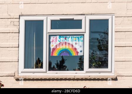 Southend on Sea, Essex, Royaume-Uni. 4 avril 2020. Restez à la maison message dans la fenêtre d'accueil pendant la période de verrouillage pandémique COVID-19 Coronavirus, avec Rainbow Banque D'Images