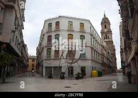 Malaga, Espagne. 04 avril 2020. Vue générale d'une rue vide dans le centre-ville.après l'état d'alarme et le verrouillage dans le pays par COVID-19 coronavirus toutes les personnes sont fermées dans leur maison après le confinement décrété par le gouvernement espagnol et qui sera prolongé de plus de 15 jours jusqu'au 26 avril. Cette situation exceptionnelle a causé des scènes urbaines inhabituelles comme des rues vides ou tous les magasins, bars ou restaurants fermés. Crédit: SOPA Images Limited/Alay Live News Banque D'Images