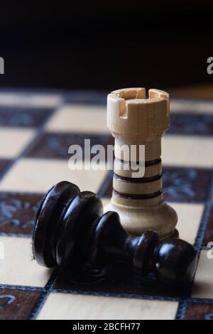 des pions en bois blanc et noir se tenant sur la table d'échecs en bois avec bokeh, gagner, victoire, Banque D'Images