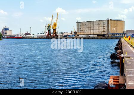 Port et port de fret à Szczecin avec navire de fret, grues de quai et machines industrielles. Ouest Pomeranian, Pologne Banque D'Images