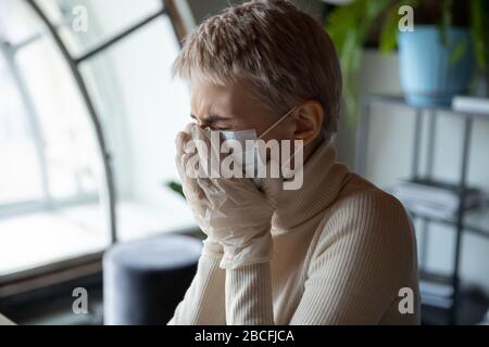 L'employé féminin stressé a été infecté par le coronavirus, souffrant de symptômes. Banque D'Images