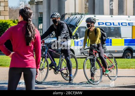 Londres, Royaume-Uni. 4 avril 2020. Polie surveille l'entrée de Hyde Park et s'inquiète du volume de personnes qui profitent déjà d'une journée ensoleillée - une journée ensoleillée et les gens sont à un nombre raisonnable, dans tout Londres, pour faire leur exercice quotidien. Le « verrouillage » se poursuit pour l'épidémie de Coronavirus (Covid 19) à Londres. Crédit: Guy Bell/Alay Live News Banque D'Images