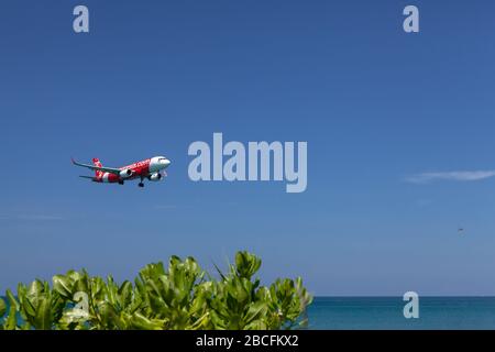 Phuket - Thaïlande; 16 février 2019: AirAsia est une compagnie aérienne malaisienne à bas prix qui débarque à l'aéroport international de Phuket près de la plage de Mai Khao Banque D'Images