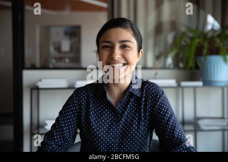 Jeune femme indienne excitée qui regarde la caméra. Banque D'Images