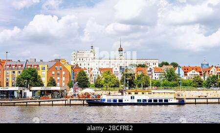 Stettin Pologne juin 2018 navire sur la rivière Odra, boulevard Piastowski, personnes se détendant à la cafétéria. Château de Pomeranian Dukes à Szczecin en arrière-plan Banque D'Images