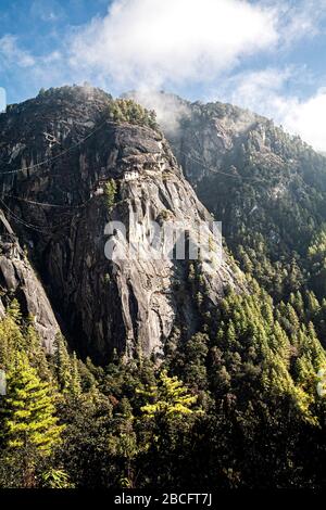 Taktshang Goemba ou le monastère de Tiger's Nest a été béni et sanctifié comme l'un des sites religieux les plus sacrés du Bhoutan. Banque D'Images