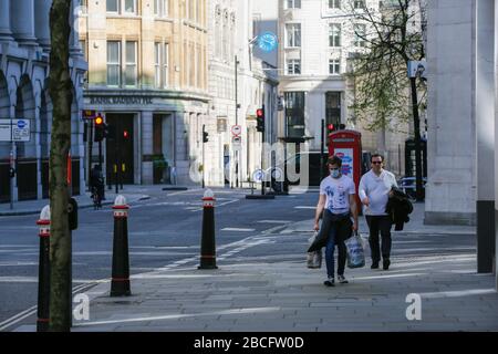 Londres, Royaume-Uni. 4 avril 2020. COVID-19 pandémie ensoleillée midi près de la Banque d'Angleterre et de la cathédrale St Pauls à proximité et les gens qui profitent du soleil samedi jour et ignorant avertissement de rester à la maison crédit: Alamy Live News Banque D'Images