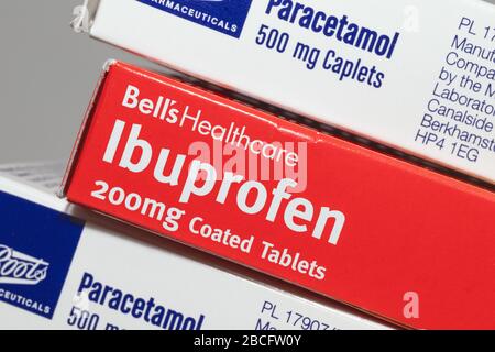 Londres / Royaume-Uni - 29 mars 2020 - boîtes de comprimés d'Ibuprofen et de Paracetamol, avec une attention sélective Banque D'Images