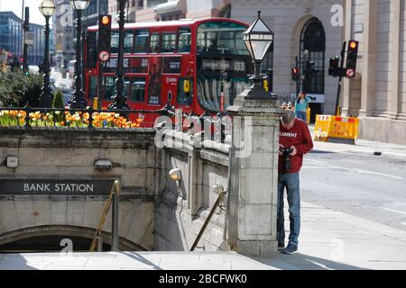 Londres, Royaume-Uni. 4 avril 2020. COVID-19 pandémie ensoleillée midi près de la Banque d'Angleterre et de la cathédrale St Pauls à proximité et les gens qui profitent du soleil samedi jour et ignorant avertissement de rester à la maison crédit: Alamy Live News Banque D'Images