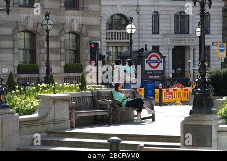 Londres, Royaume-Uni. 4 avril 2020. COVID-19 pandémie ensoleillée midi près de la Banque d'Angleterre et de la cathédrale St Pauls à proximité et les gens qui profitent du soleil samedi jour et ignorant avertissement de rester à la maison crédit: Alamy Live News Banque D'Images