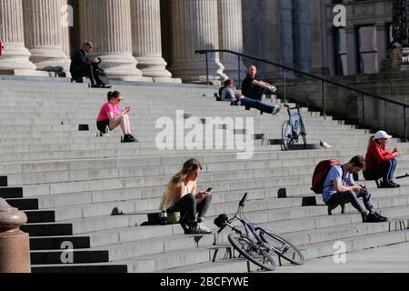 Londres, Royaume-Uni. 4 avril 2020. COVID-19 pandémie ensoleillée midi près de la Banque d'Angleterre et de la cathédrale St Pauls à proximité et les gens qui profitent du soleil samedi jour et ignorant avertissement de rester à la maison crédit: Alamy Live News Banque D'Images