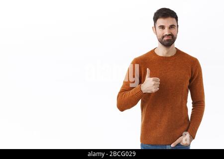 Bon travail, super travail pal. Portrait de barbu caucasien beau homme, souriant satisfait, montrer pouce-haut satisfait, recommander un service de qualité parfait Banque D'Images