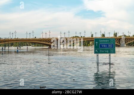 Les panneaux routiers et le pont Margaret lors de l'inondation de Budapest en 2013 Banque D'Images